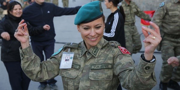 Kadın binbaşı halay çekip göbek attı