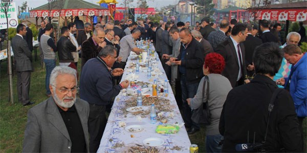 3 bin kişi 1 ton hamsiyi 1 saatte tüketti