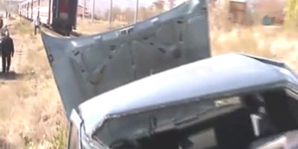 Arızalanan otomobil trenin altında kaldı