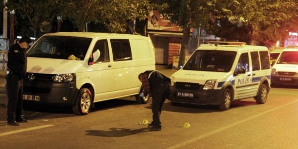 Kimlik sormak isteyen polis bıçaklandı