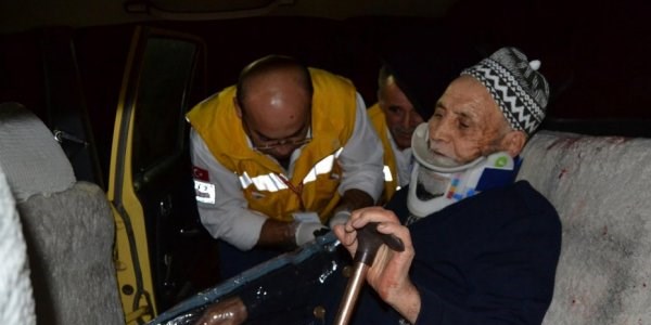 Kamyon ile otomobil kafa kafaya çarpıştı: 5 yaralı
