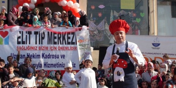 Oktay Usta öğrenciler yararına açılan kermese katıldı