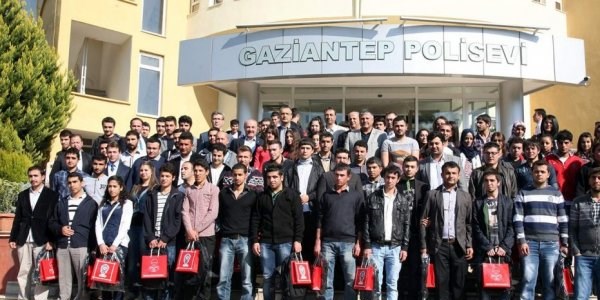 Polis ve üniversiteli gençler kahvaltıda buluştu
