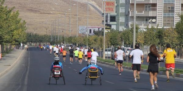Maratonu kazananlara madalya, para ve isot verildi