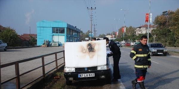 Seyir halindeki aracın motor kısmı yandı