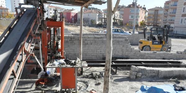 Tamir ettiği harç karma makinesi çalışınca öldü