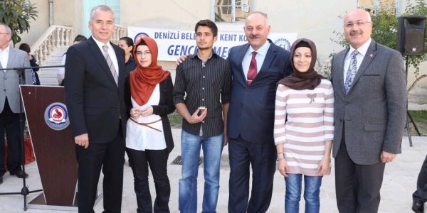 Üniversiteye hazırlanan gençlere ücretsiz kurs