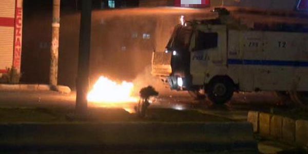 Cizre'de korsan gösteri: 2 polis yaralandı/ Video
