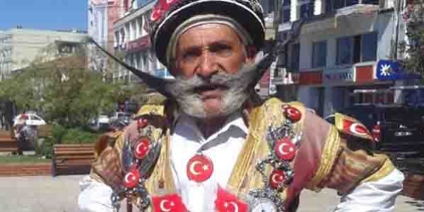 Menderes için 1,3 metrelik bıyığı ile Aydın'a geldi