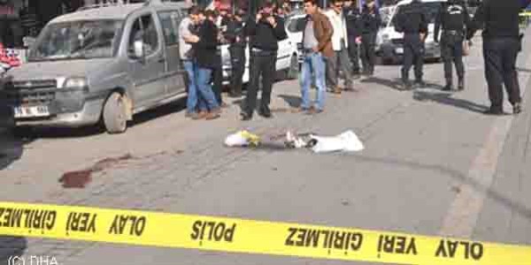 Eşini caddenin ortasında bıçakladı