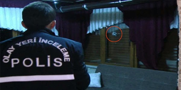 Havai fişek gösterilerini izleyen ailenin evine kurşun isabet etti