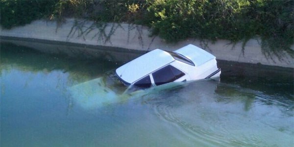 Çaldıkları otomobili sulama kanalına attılar