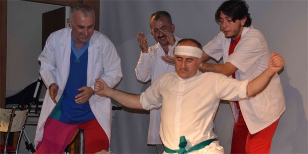 Doktorlar, güldürürken eğitti