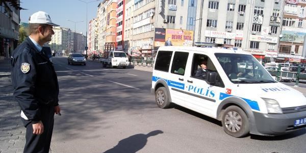 Trafikte cep telefonu ile konu�an s�r�c�lere ceza ya�d�