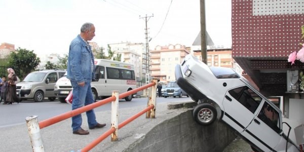 Hasta taşıyan otomobil, evin bahçesine uçtu: 3 yaralı