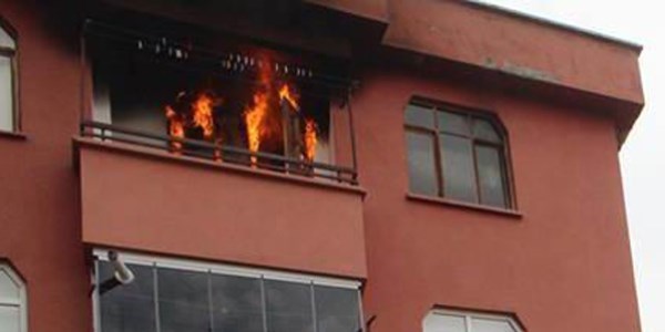 Buzdolab� patlad�, bir ev k�l oldu