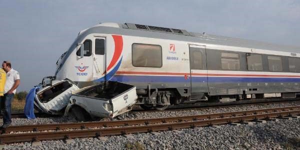 Hemzemin geçitte tren çarptı: 2 ölü/Video