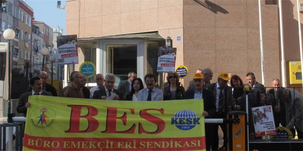 BES'ten '��KUR' eylemi