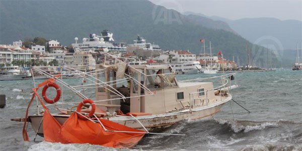 Marmaris'te 2 tekne karaya oturdu