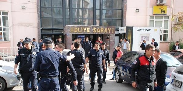 Adliye �n�nde polise b��ak �eken 4 ki�i g�zalt�nda