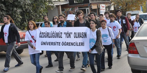 �niversite ��rencileri Y�K'� protesto etti