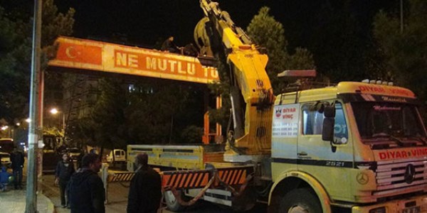 'Ne mutlu T�rk�m diyene' yaz�s� kald�r�l�yor