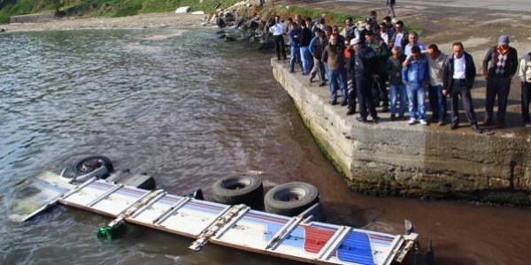 Hamsi y�kl� kamyon denize u�tu