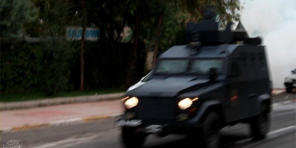 Zırhlı polis aracına ses bombalı saldırı
