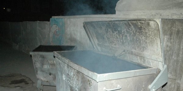 Okul bah�esindeki ��p konteyn�r�nda patlama