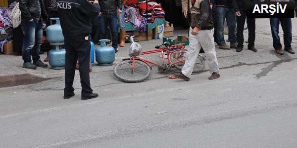 Otomobilin �arpt��� bisikletli ��renci a��r yaraland�