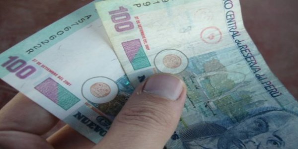İmamları Peru parasıyla dolandırdı