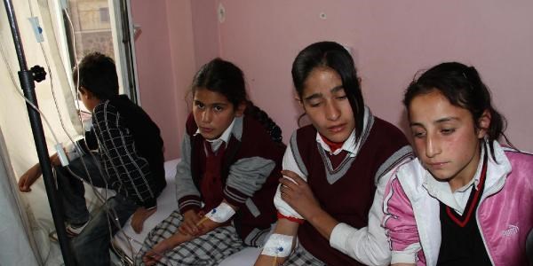 400 ��renci yemekten zehirlendi