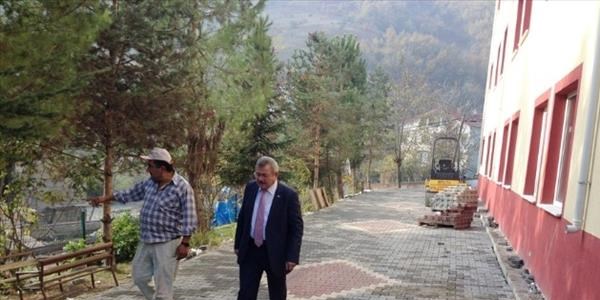 Belediye'den �mam Hatip Ortaokuluna �evre d�zenlemesi