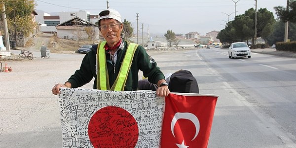 Y�r�yerek d�nyay� geziyor