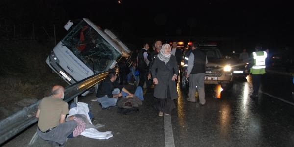 Polisin cenazesini ta��yan midib�s devrildi: 19 yaral�