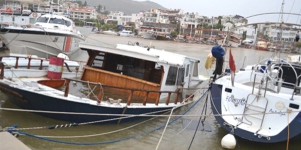 Limanda ba�l� bulunan ka�akc� teknesi batt�