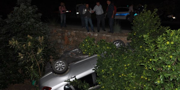 Ters d�nen otomobil a�aca yaslanarak durdu