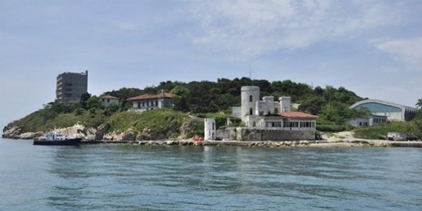 Yass�ada 'Demokrasi ve �zg�rl�k Adas�' oldu!