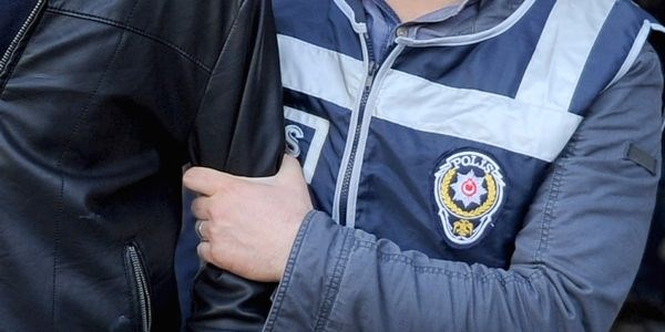 Emekli ��retmenin 300 bin liras�n� �ald�lar