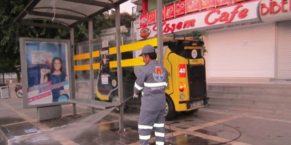 Otob�s duraklar� p�r�l p�r�l