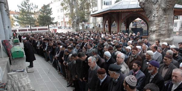 �ntihar eden polis memuru topra�a verildi