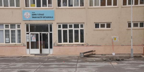 �mam Hatip Ortaokulunda Atat�rk b�st� tart��mas�