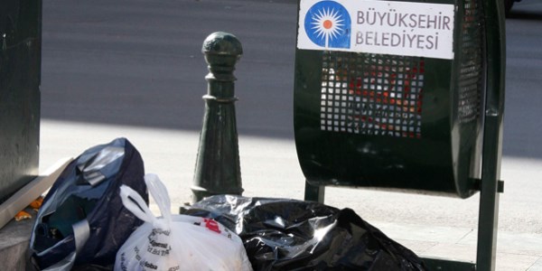 Temizlik i��ileri eylem yapt� caddelerde ��p birikti
