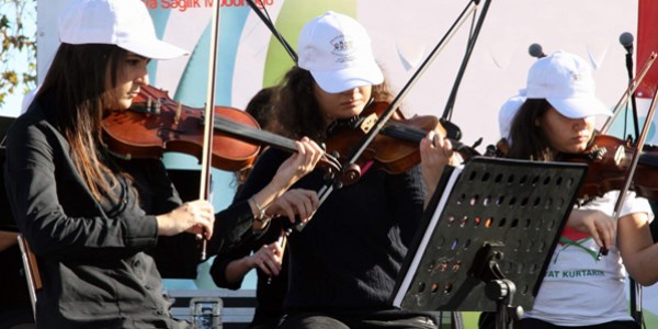 Liseli ��rencilerden organ ba����na m�zikli destek