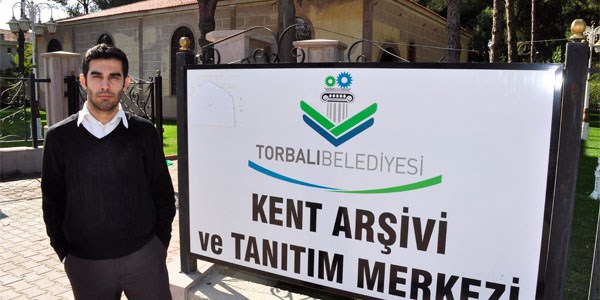Atanamayan öğretmene Uygur sahip çıktı
