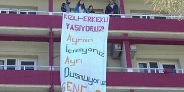 Kızlı erkekli yaşamak için eylem yaptılar