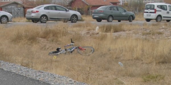 Okula giderken otomobilin çarptığı çocuk öldü