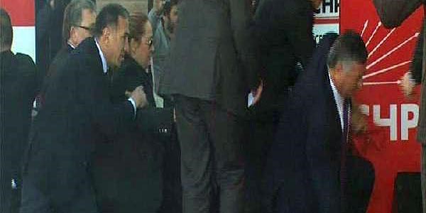 Adnan Keskin sahneye çıkarken düştü/ Video