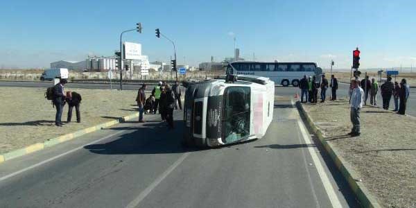 Minib�s ile otomobil �arp��t�: 14 yaral�