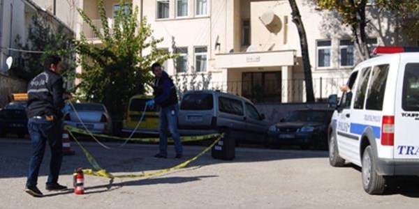 Emekli polis karakol �n�nde intihar etti